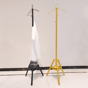 رف معاطف عمودي معدني صغير لغرفة النوم أو غرفة المعيشة حامل ثلاثي القوائم قائم على الأرض عرض شماعات للاستخدام المنزلي مع الملابس - Product Image 2