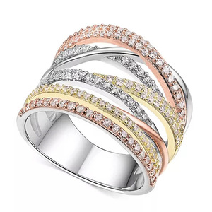 Anello con linea geometrica a tre tonalità per donna, gioielli alla moda con design intarsiato scintillante - Product Image 1