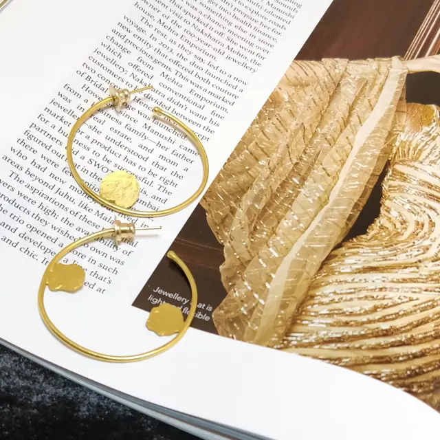 Minimalist फैक्टरी मूल्य 18K सोना मढ़वाया गोल चक्र ज्यामितीय संवर्धन पार्टी पहनने कान की बाली