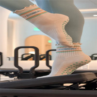 Chaussettes de sport pour femmes, en coton, courtes, antidérapantes, avec logo personnalisé, mignonnes, de haute qualité, brodées, à volants, pour yoga et pilates