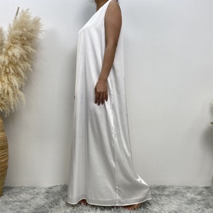 6595* Robe intérieure Abaya légère unie à col rond sans manches en satin lisse pour l'été avec doublure - Product Image 5