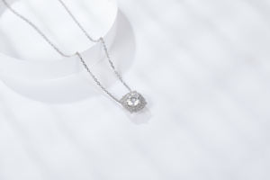 Collar de Plata con Colgante de Moissanita de 1 Quilate, Diseño Elegante y Moderno - Product Image 6