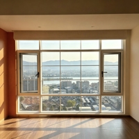 Ventana Abatible Estándar de Aluminio con Doble Acristalamiento
