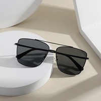 Nuevas gafas de sol negras para hombre con montura de PC azul Lentes polarizadas TAC de alta calidad Logotipo personalizado en lentes Estilo de pilotos de moda
