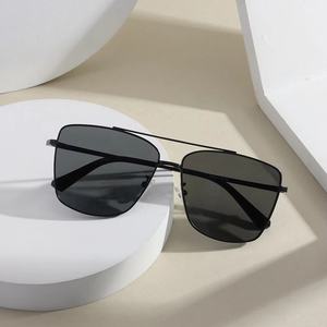 แว่นกันแดดสีดำของผู้ชายใหม่กรอบพีซีสีฟ้าเลนส์โพลาไรซ์ TAC คุณภาพสูงโลโก้ที่กำหนดเองบนเลนส์สไตล์นักบินที่ทันสมัย - Product Image 3