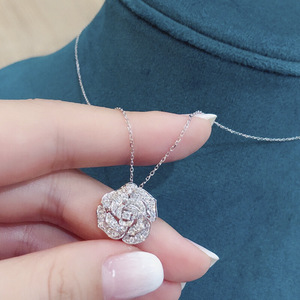 Collana Vintage con Ciondolo a Fiore di Camelia Traforato e Cristalli per Donne, Gioiello a Catena per Clavicola in Stile Francese - Product Image 2