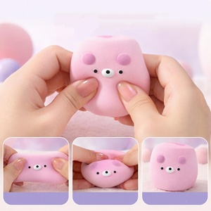 Balle anti-stress souple et moelleuse faite à la main en forme de petit ours multicolore, avec son effet sonore craquant, jouet pour 15 ans et plus - Product Image 3