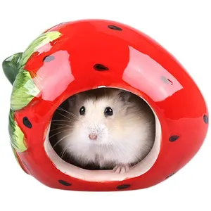 <span class=keywords><strong>Chinchilla</strong></span> <span class=keywords><strong>Mini</strong></span> Hut Animal pequeño Cueva de cerámica Fresa Mascota Escondite Adorable Forma de dibujos animados Casa de hámster - Product Image 1