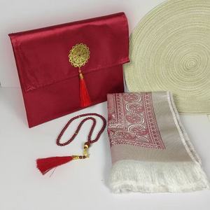 Set Regalo Tappetino da Preghiera Islamico in Velluto Yaseen con Suren del Corano - Poliestere Lavabile con Base Rivestita in PVC 70x110cm per Musulmani Eid - Product Image 2