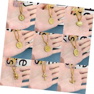 Colgantes y Dijes de Moda Chapados en Oro de 24K, Collar con Logotipo Personalizado y Patrón, Material de Latón para Exhibición de Insignias - Product Image 1