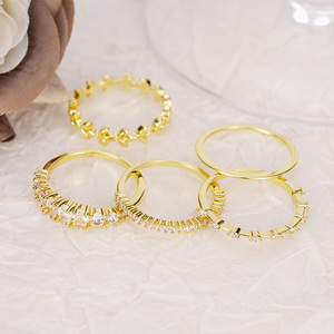 Set di cinque anelli impilabili geometrici con zirconi a spiga per donna, eleganti gioielli da matrimonio alla moda - Product Image 1