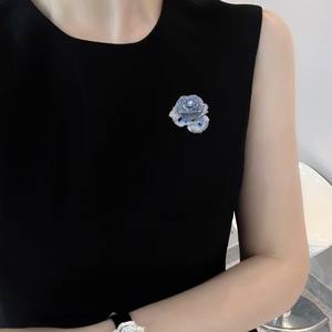 Broche de poitrine élégante de style féminin en perle de Tahiti, fleur naturelle blanche, bleue et rose avec cristaux, accessoires de mode - Product Image 4