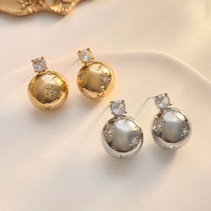 Boucles d'oreilles clous style français, boule dorée scintillante, zircon, design médiéval vintage élégant et unique pour femme - Product Image 1