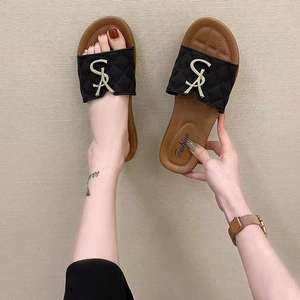 Pantuflas Planas Acolchadas de Lujo Personalizadas para Mujer, con Hebilla Metálica Dorada, Pantuflas de Diseño para Exteriores, Pantuflas de Moda de Alta Gama al por Mayor - Product Image 5