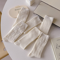 Vente en gros, grand stock disponible, nouveau style printemps, chaussettes blanches à rayures verticales pour filles, chaussettes en coton respirantes, chaussettes mi-hautes pour femmes