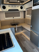 Camper pour camion avec design coulissant, réservoirs de stockage intégrés, évier de cuisine et portes à fermeture douce