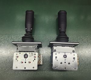 จอยสติ๊กควบคุมการเดินของเครื่องกัดถนน W2000 รุ่น 192494 - Product Image 5