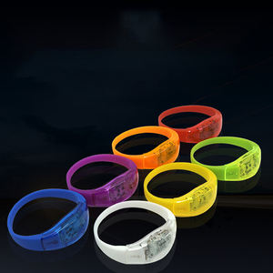 Bracelet led en plastique activé par le bruit et bracelet activé par le son qui brillent avec la <span class=keywords><strong>chanson</strong></span> pour <span class=keywords><strong>cadeau</strong></span> de mariage - Product Image 3