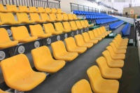 Siège de stade robuste et ergonomique à dossier haut en plastique résistant pour les matchs de football en plein air