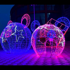 Décoration d'arche de Noël symétrique avec un arrangement équilibré de boules LED pour un design festif raffiné - Product Image 4