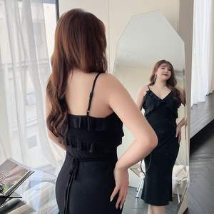 Robe moulante noire à col en V et volants pour femme grande taille Runqi N8580 avec ourlet queue de poisson et bretelles - Product Image 1