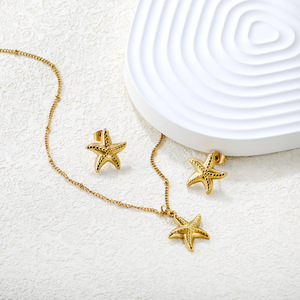 Ensemble boucles d'oreilles et collier étoile de mer, plaqué or, acier inoxydable, bijoux pour femme, cadeau, design vie marine - Product Image 1