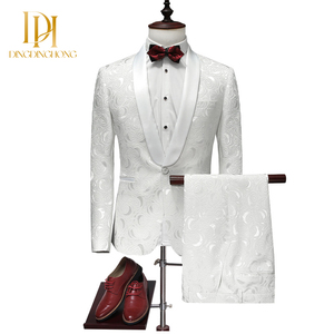 Lo sposo maschio vestito con un abito da sposa bianco presenta un fronte piatto monopetto con motivi floreali - Product Image 6