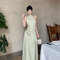 Robe longue en satin léger pour femme, robe de soirée sans manches à col halter et découpes latérales, robe de soirée drapée et froncée pour soirée et séance photo