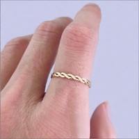 Amerikanischer 14K Gold-Filled Klassischer Ring mit Gehämmerter Oberfläche und Verschlungener Kabelstruktur für Damen, Hochzeit und Verlobung, Geschlossenes Design