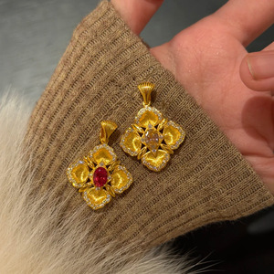 Collana in Stile <span class=keywords><strong>Buci</strong></span> Italiano con Pendente a Quadrifoglio Placcato Oro e Zirconi, Design Retrò Stile Palazzo - Product Image 1