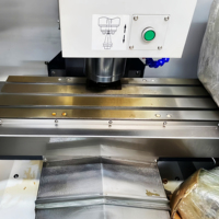 Centro de Mecanizado CNC Vertical de 4 Ejes XH7126 de Alta Precisión con Sistema de Control GSK y Husillo BT40 Automático para Fresado CNC