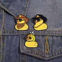 Casque créatif Cowboy jaune canard épinglette en alliage de zinc émail dur Badge plaqué or de haute qualité conception personnalisée pour les épingles