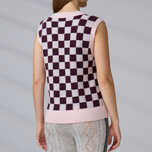 Fabricant de tricots sur mesure : Gilet sans manches en cachemire et laine à col en V et motif à carreaux - Product Image 6