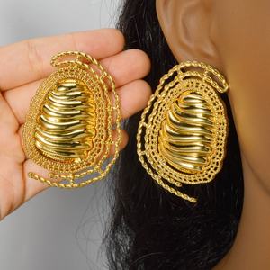 Pendientes Colgantes de Latón Personalizados con Baño de Oro de 18K, Diseño Geométrico Hueco, Grandes y Vistosos, Estilo Hiphop, Diseño Único, Certificado GDTC - Product Image 2