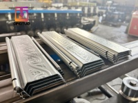 Machine de formage de rouleaux de gaufrage en acier galvanisé pour porte en treillis à lamelles Prix d'usine