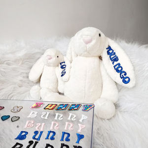 Venta al por mayor lindo conejito de Pascua de orejas largas logotipo personalizado juguetes de conejo de peluche con parches de alfabeto bordado - Product Image 4