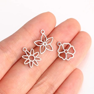Dijes <span class=keywords><strong>de</strong></span> acero inoxidable chapados en PVD <span class=keywords><strong>de</strong></span> <span class=keywords><strong>oro</strong></span> <span class=keywords><strong>de</strong></span> 18 quilates, colgantes <span class=keywords><strong>de</strong></span> loto con hojas <span class=keywords><strong>de</strong></span> flores <span class=keywords><strong>de</strong></span> <span class=keywords><strong>montaña</strong></span> huecas para collar DIY, accesorios para pendientes - Product Image 4