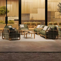 Ensemble de salon d'extérieur en bois massif et rotin avec table basse pour villa, terrasse, jardin, cour, maison d'exposition, patio extérieur