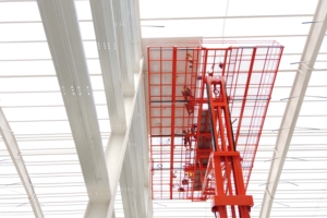 Plataforma Elevadora Telescópica Eléctrica Roja de 35m de Altura y 8T de Capacidad, con Base de Orugas, Motor y Caja de Cambios para Construcción - Product Image 2