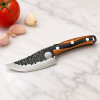 Couteau de chef serbe à lame fixe en acier Damas martelé avec trou de préhension et manche en bois d'ambre pour la cuisine professionnelle