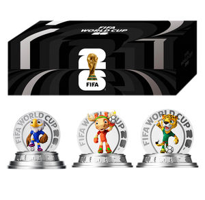 Produit Officiel Sous Licence Coupe du Monde <span class=keywords><strong>FIFA</strong></span> 2026 – Ensemble Souvenir Mascotte 3 Pièces Zayu, Maple et Clutch – Figurines en Plastique de 15 cm avec Boîte - Product Image 1