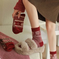 Vente en gros Fair Isle Series Red Embroidery Custom Crew Logo Chaussettes d'hiver épaisses et chaudes Chaussettes de Noël pour femmes