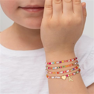 Braccialetti con ciondoli iniziali JIAOGE per ragazze, in ottone placcato <span class=keywords><strong>oro</strong></span>, graziosi, impilabili, con perle, regalo di compleanno per bambine dai 6 ai 12 anni - Product Image 3