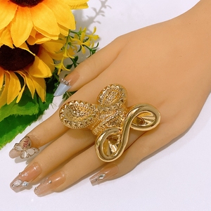 Anillo llamativo con cabeza de serpiente texturizada exagerada para mujer, chapado en oro vintage, banda ajustable abierta y retorcida, joyería de dedo estilo punk para fiesta - Product Image 1