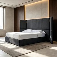 Italienisches Lederbett mit hohem Flügelkopfteil, weiches Bett, modernes Villenschlafzimmer, Kingsize-Stoffbettgestell, hohes Heimbett
