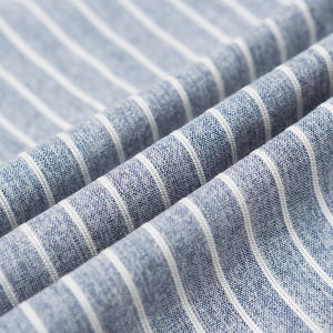 Camisas Infantiles de Color Claro con Rayas Verticales, Cortas por Delante y Largas por Detrás, con Dos Bolsillos, Disponibles en Línea - Product Image 6