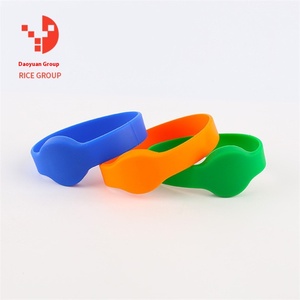Nhà sản xuất bán buôn NFC chip RFID Silicone Vòng đeo tay dây đeo cổ tay <span class=keywords><strong>mini</strong></span> tag cảm biến nhận dạng cho tắm tắm hơi thành viên tag - Product Image 1