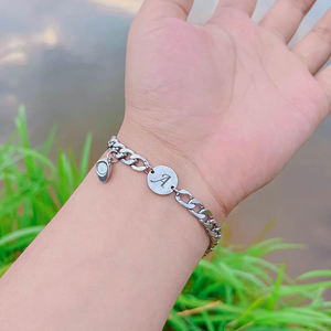 Bracelets de couple Hip Hop vintage en acier inoxydable étanche avec breloques lettres et aimants cœur, vente en gros - Product Image 2