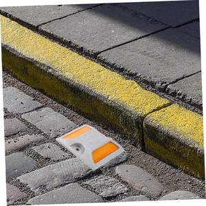 Borne de signalisation routière en aluminium avec lentille réfléchissante - Marqueur routier robuste pour la sécurité des autoroutes et des routes - Product Image 5