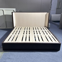 Meubles sur mesure de luxe, haute qualité, chambre à coucher moderne, lit king size en chêne avec tête de lit capitonnée.